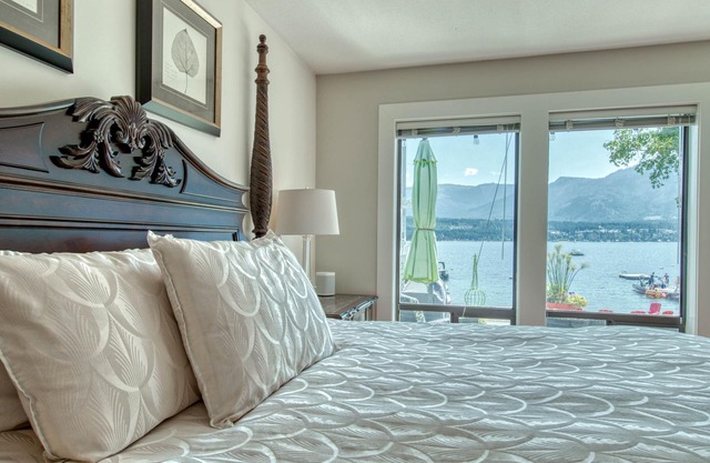 Waterfront Vacation- FULL house with Dock and Buoy