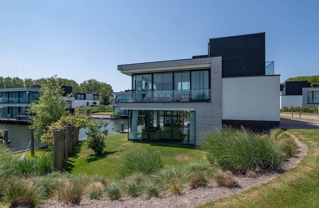 Waterfront villa for 8 people