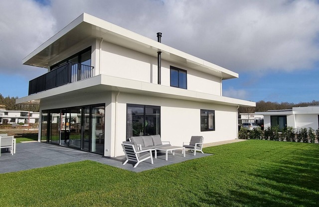 Waterfront villa, forest & golf club