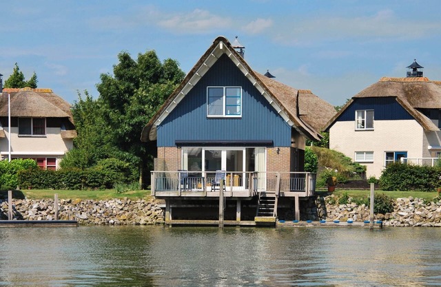 Waterfront villa with sauna on a holiday park