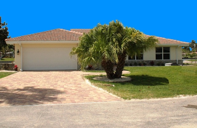 Waterfront Villa with pool - direct sailboat access - only 3 min to the river !