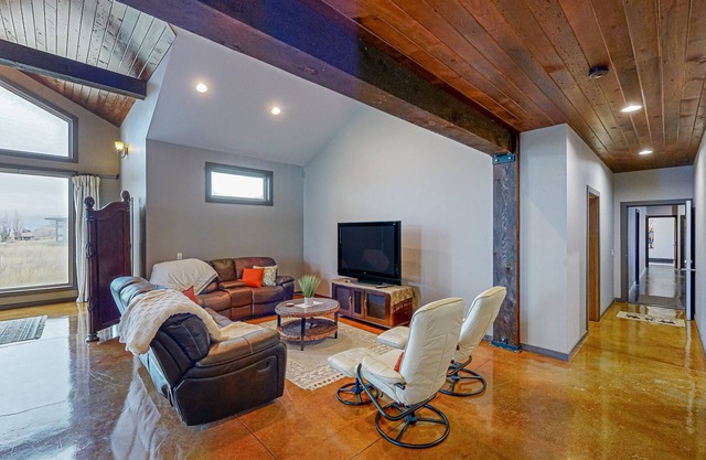 Waterfront vineyard estate with private pool and incredible Gorge views