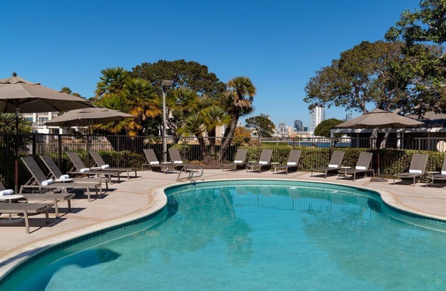 Waterfront w/Heated Pool & FREE PKG