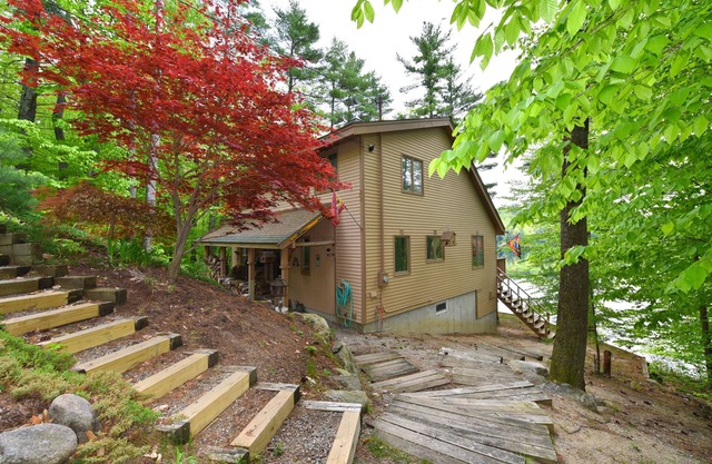 Waterfront w Large Deck, Beautiful View & Game Room