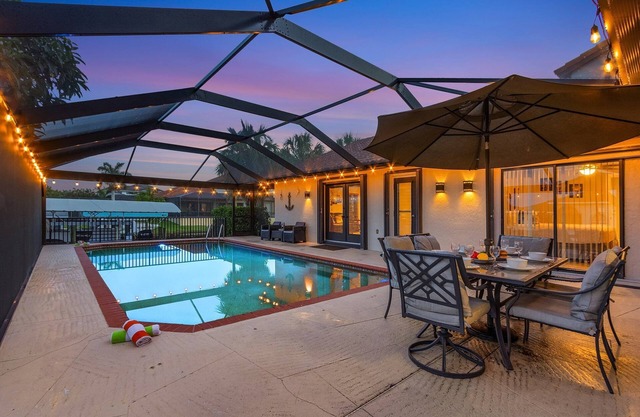 Waterfront w/South Facing Pool, 4 Full Baths, Dock/Direct Gulf Access, Bikes/Kayaks, Walk to Beach!