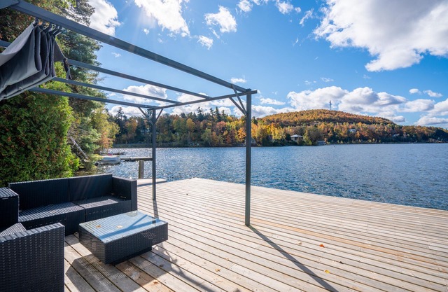 Waterfront with amazing terrasse on Orford lake with inground salt spa and sauna
