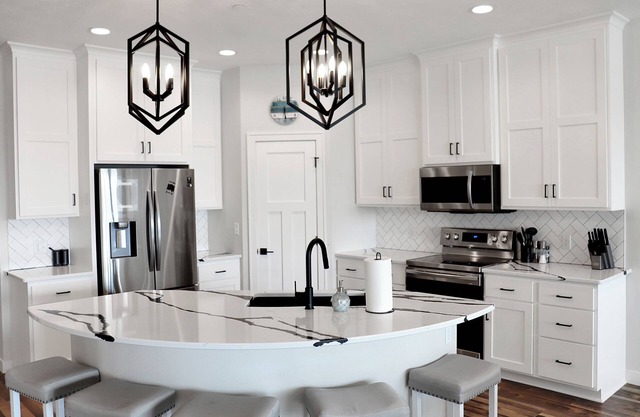 WaterfrontCondo!BridgesBay!AmazingViews!Pets!Pools!Fitness!Arcade!4kingbedrooms!