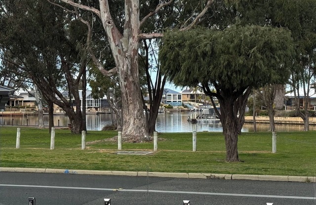 Waterlink Retreat - canal views with easy access to both the canal and the river