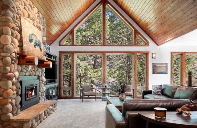 * * *Waters Edge Lodge* *