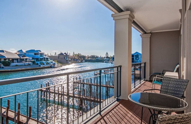 Waters Edge Apartment with Jetty