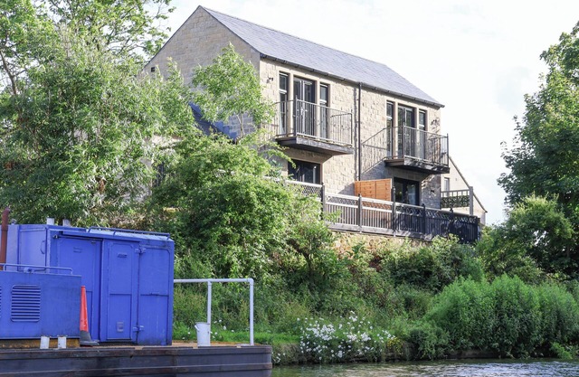 WATERS EDGE LOCK VIEW, pet friendly, with hot tub in Gargrave