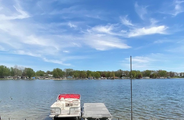 Water’s Edge Retreat, Charming 2-bedroom Lake House, marvelous Shipshewana