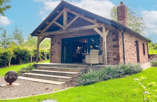WATERS EDGE, romantic, luxury holiday cottage in Brampton, Cumbria