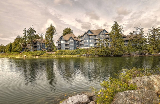 Waters Edge Shoreside Suites