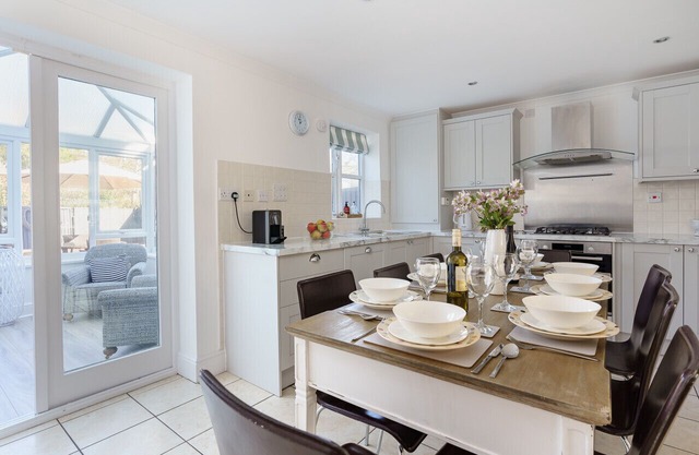 Waters Reach - Four Bedroom House, Sleeps 9