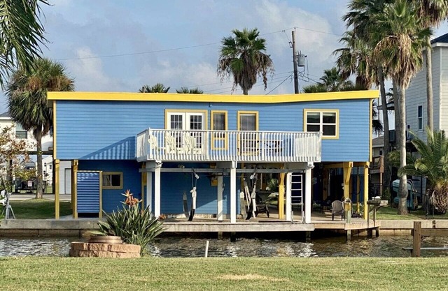 WATERSIDE DREAM BEACH/CANAL HOME (Best of both world's canal/beach home)