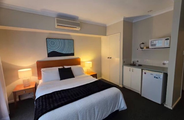Waterside Studio Apartment: City Centre