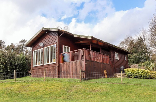 WATERSVIEW LODGE, pet friendly, character holiday cottage in Leek