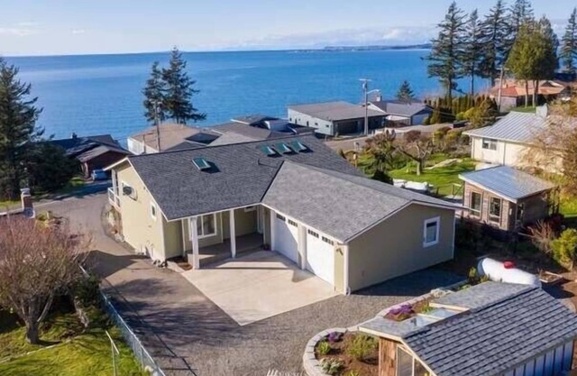 Waterview of Islands and Mts