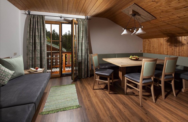 Watzmann, 1-4 Pers., ca. 70 qm, 2 Schlafzimmer, 2x Dusche/WC, Bauernstube, Küche, Balkon