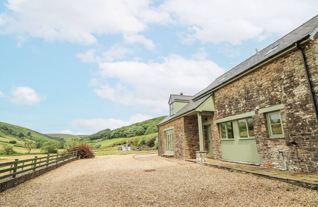 WAUN YSCIR, pet friendly, with hot tub in Brecon