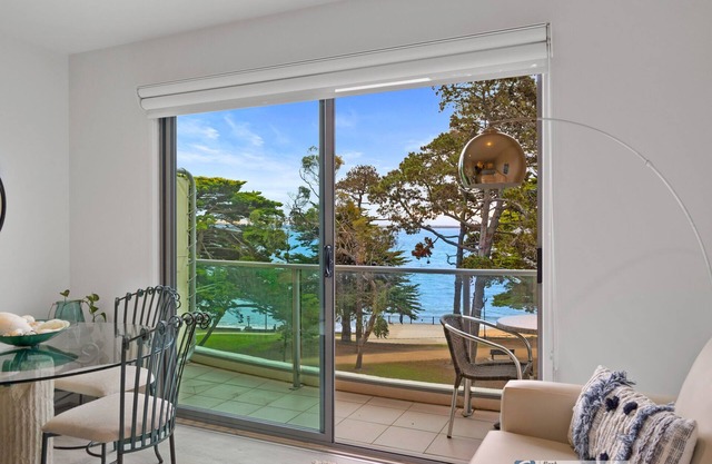 Waves Beach frontage Studio Apartment with views in Cowes (lift access)