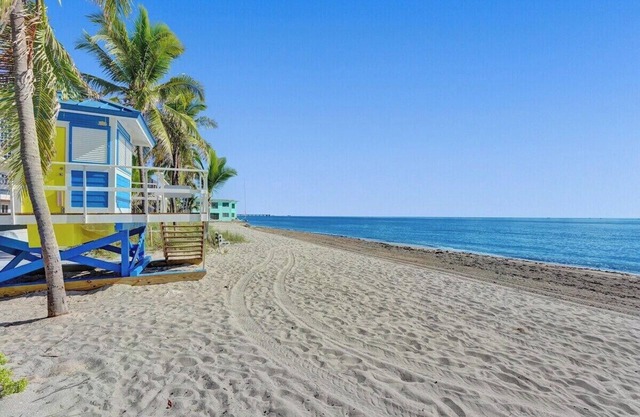 Waves on Desoto 1 bedroom rental unit with pool