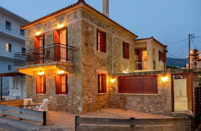 Waveside Sanctuary - Luxurious Seastone Villa
