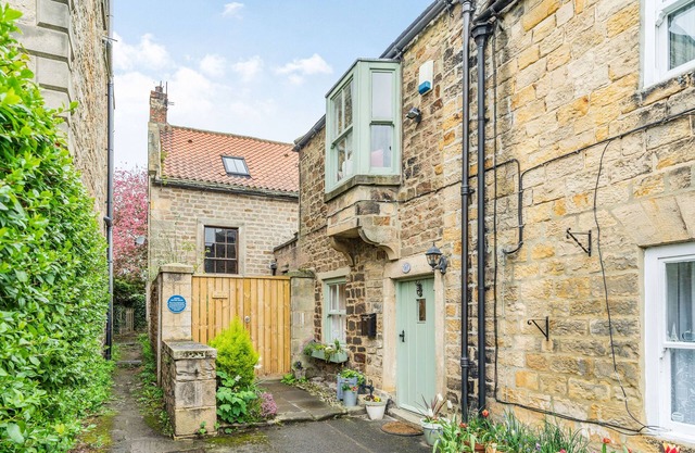 WAYSIDE COTTAGE, pet friendly, country holiday cottage in Staindrop