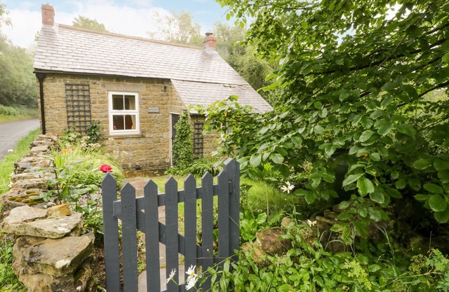 WAYSIDE COTTAGE, pet friendly, character holiday cottage in Pickering