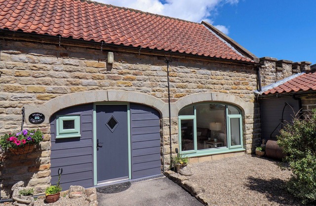 WAYSIDE FARM STABLE COTTAGE, pet friendly, with a garden in Burniston