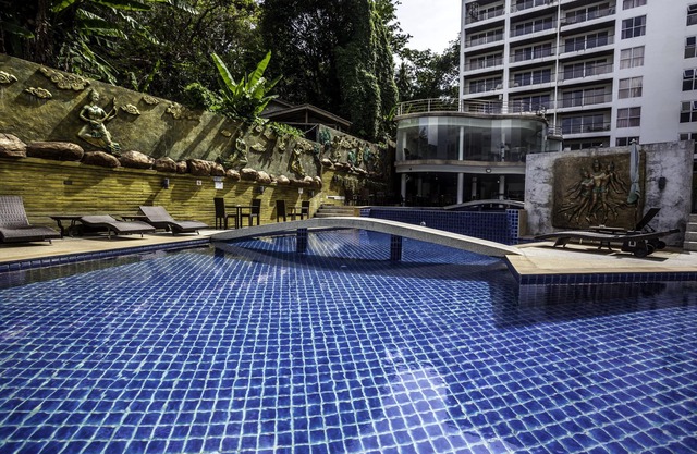 Wazza's Patong Apartment, Smart TV and Fast Wi-Fi, Swimup Bar, Restaurant & Gym.