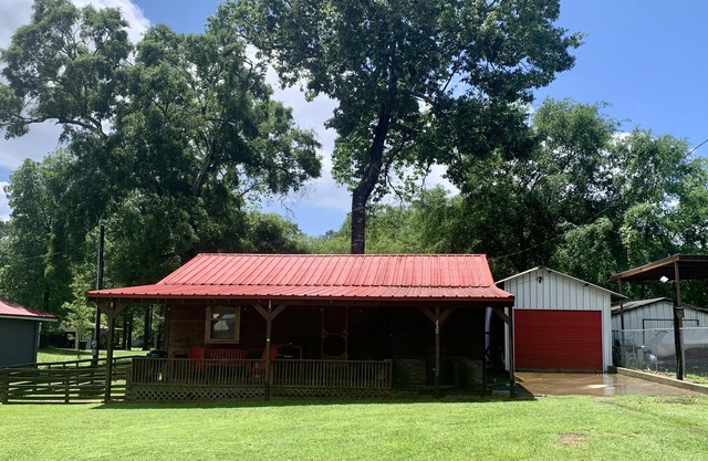 We invite you to come stay at the Rayburn Retreat on Sam Rayburn Reservoir