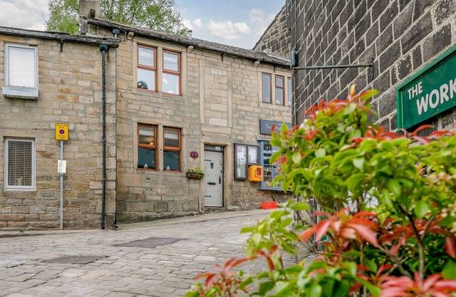WEAVERS COTTAGE, pet friendly, with open fire in Heptonstall