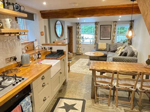Weavers Cottage, Tideswell, sleeps 6, dog friendly