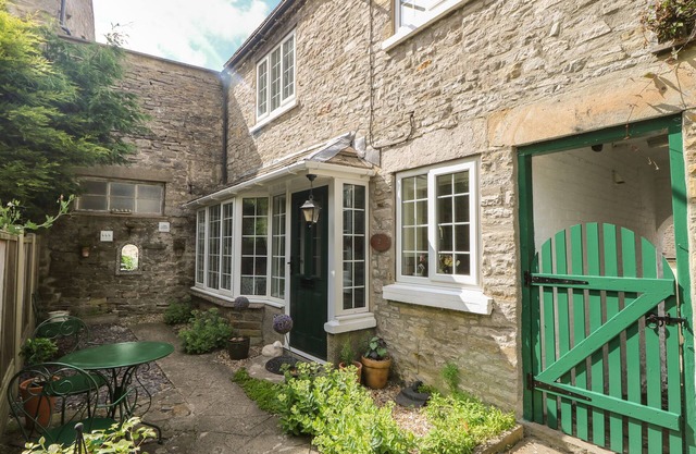 WEDGEWOOD COTTAGE, pet friendly, with open fire in Middleham