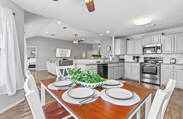 Weekday Summer Deals ~ Near Dyess ~Dogs OK~ Sleeps 8 ~ 5 Stars ~ Spacious ~Clean