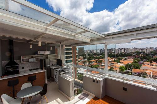 Wehome -Duplex: churrasqueira e vista da cidade.