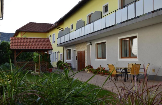 Weingut & Gästehaus Dombi Weiss