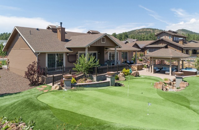 Welcome Getaway! 4 bedroom house complete with your own putting green!