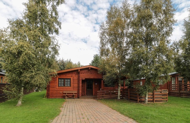 WELCOME HJEM LOG CABIN, pet friendly, with hot tub in Felton