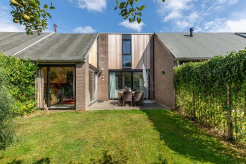 Welcome in - Vakantiehuisje Nr 86, Op een vakantiepark met zwembad, ruime en zonnige tuin
