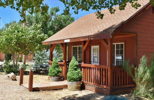 Welcome! Pool - Hot Tub - Breakfast -Farm -Cabin -Views -Quiet Side Zion -Bryce