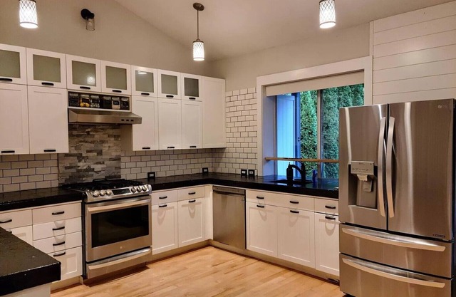 Welcome to a 3-bedroom pet friendly house in adorable Happy Valley
