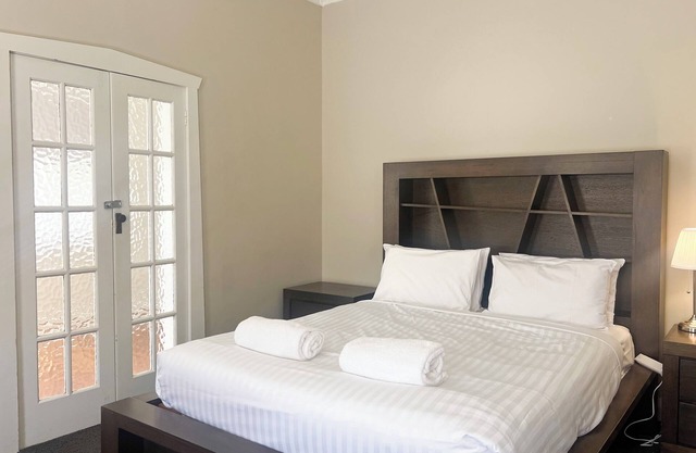 Welcome to 'Best Wagga Accommodation': Cheerful 3 bedroom home.