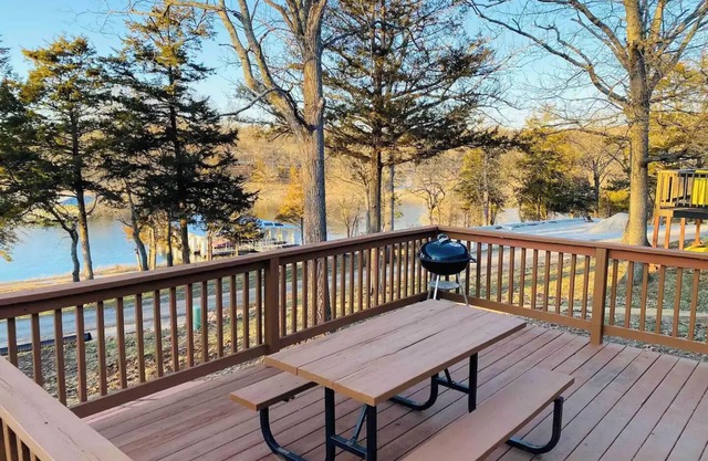 Welcome to Cabin Fever! Cozy lakeside cabin.