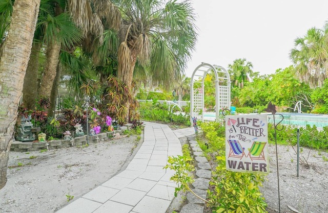 Welcome to Casa Verde @ Paradise Found! Sunny 2br retreat w/pool on Palm Island