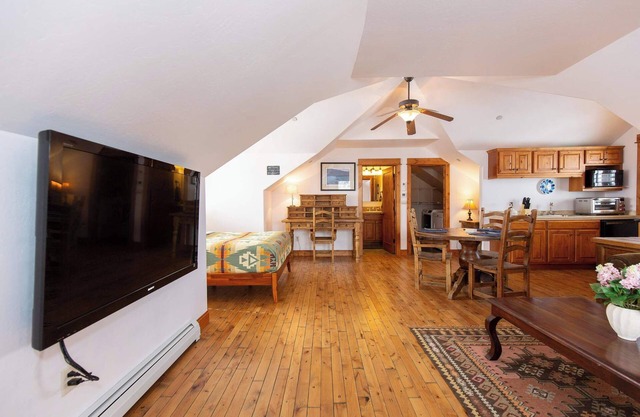 Welcome to Hyalite Loft - Fully Furnished Loft Near Hyalite