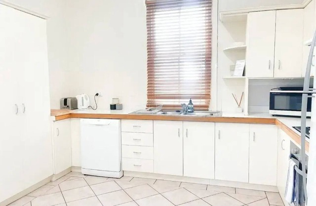 Welcome to Illyari: Your Charming Red Brick Retreat in Wagga's CBD!