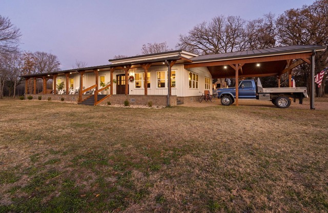 Welcome to our picturesque ranch oasis less than 1 hour from DFW!